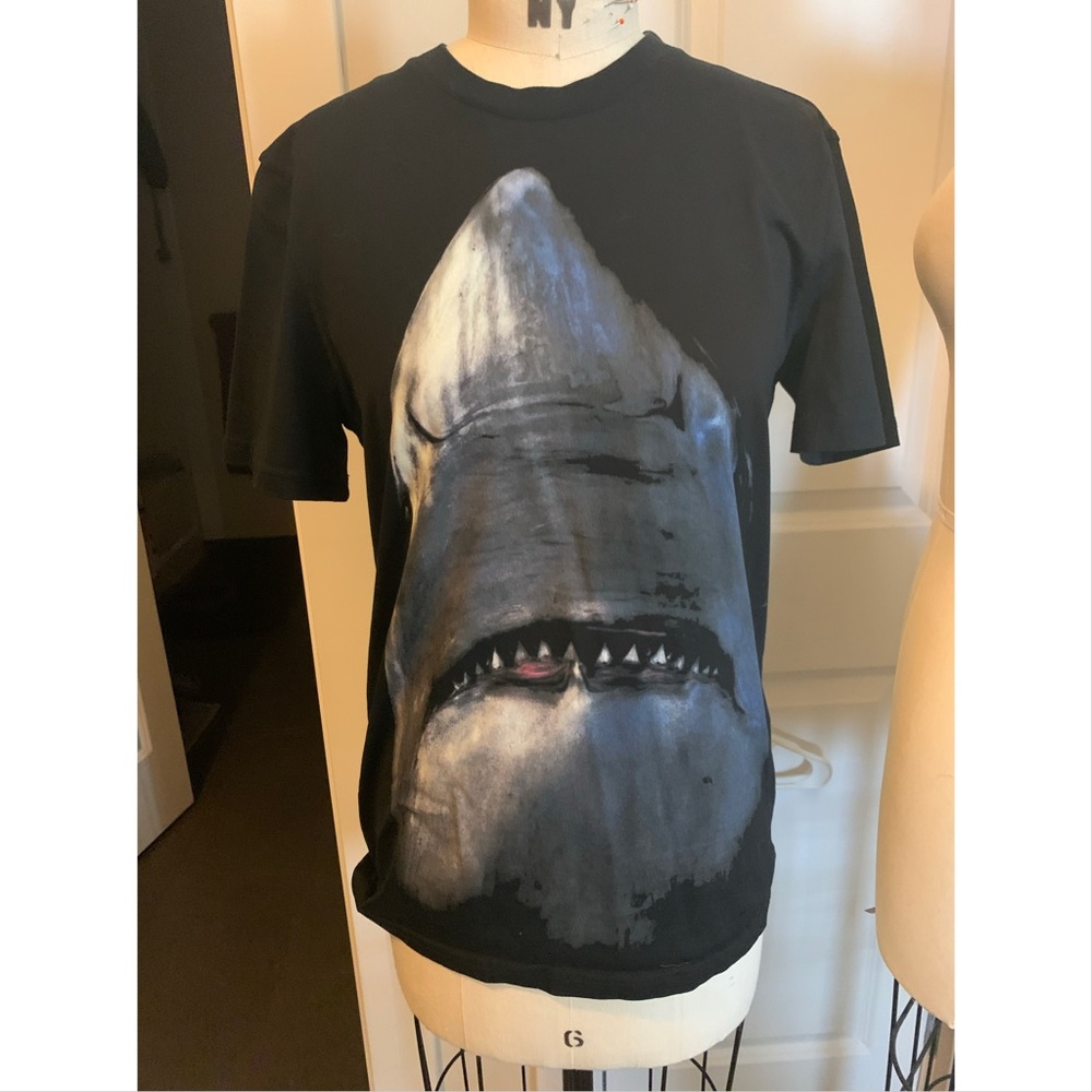 Givenchy SHARK PRINTED T-SHIRT Regular Cuban-fit.